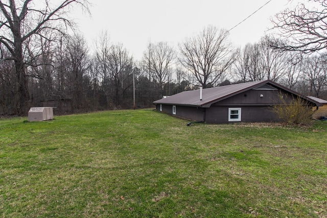 view of yard featuring a storage shed