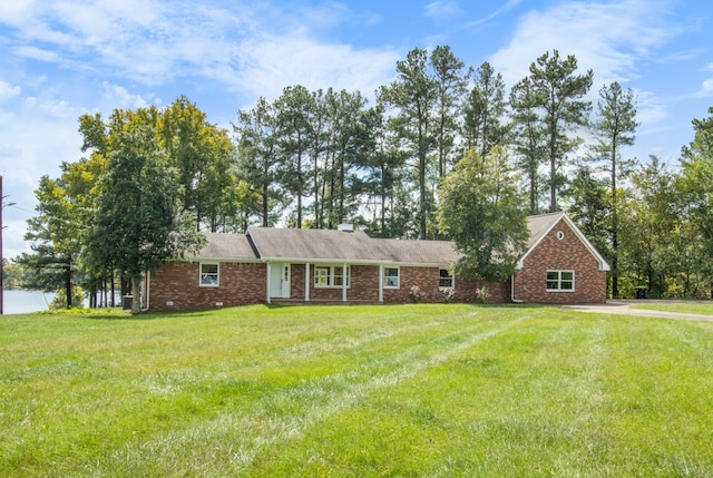 ranch-style house featuring a front yard