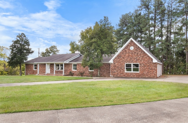 ranch-style home featuring a front yard