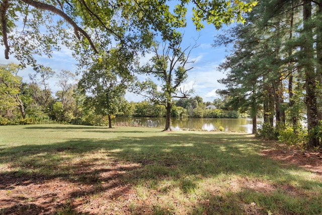 view of yard featuring a water view