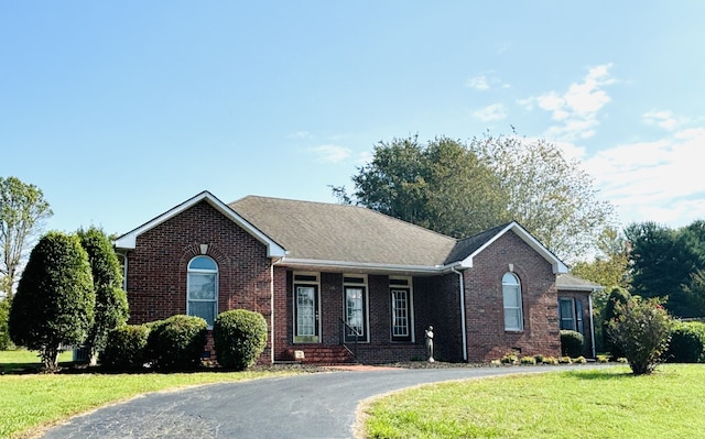 view of front facade featuring a front lawn