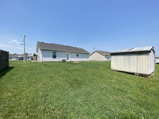 view of yard featuring a storage shed