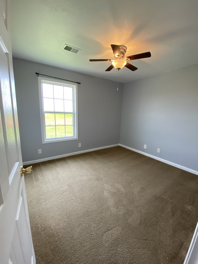 carpeted empty room featuring ceiling fan