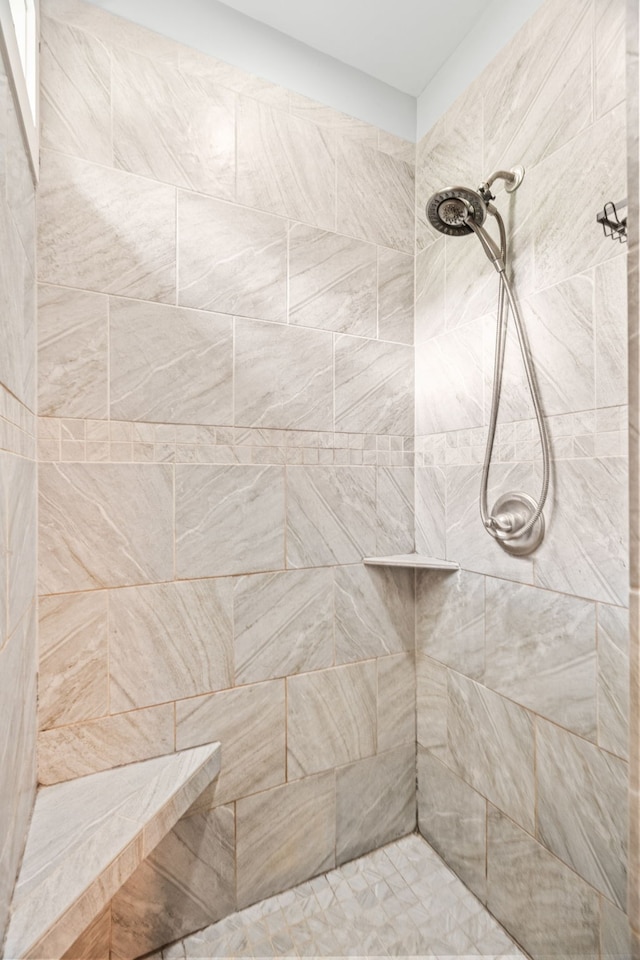 bathroom featuring a tile shower