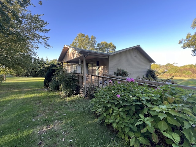 view of side of property featuring a lawn