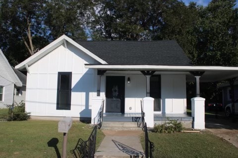 view of front of home with a porch and a front lawn