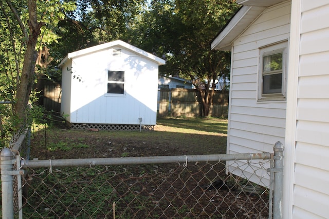 view of yard featuring a storage unit