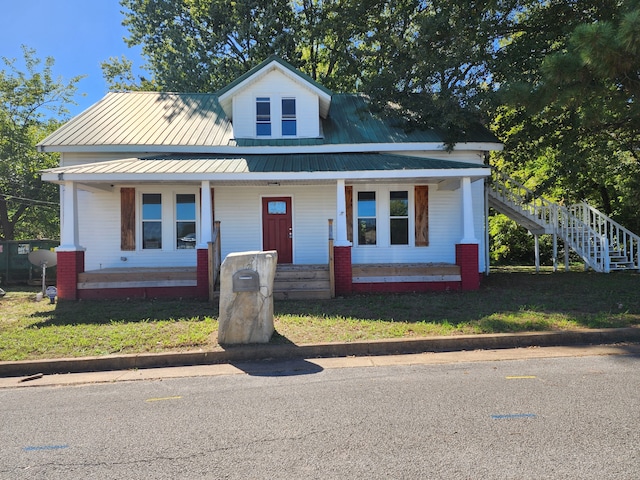 view of front of property with a front lawn and covered porch