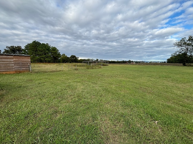 view of yard featuring a rural view