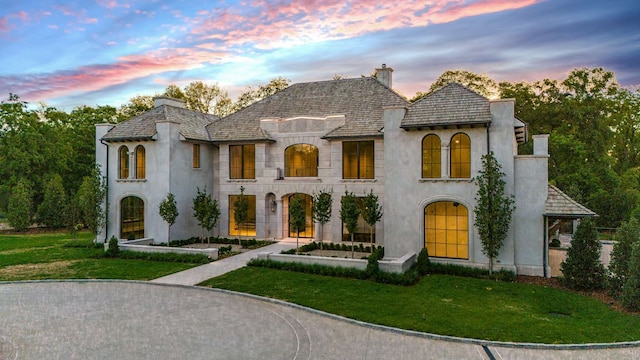 view of front of home featuring a lawn