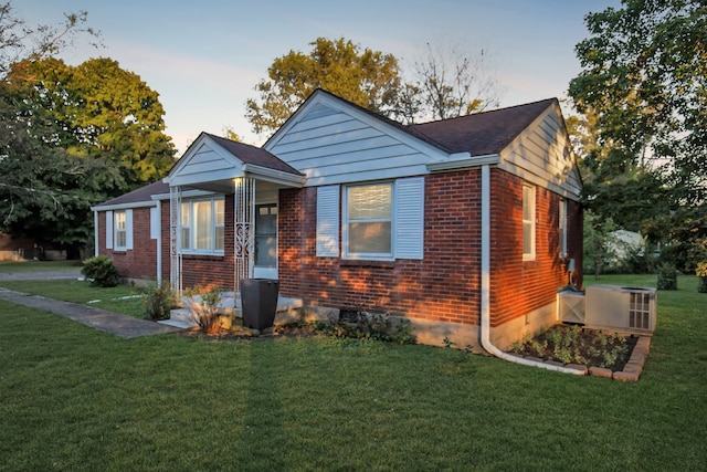 bungalow-style house featuring a lawn