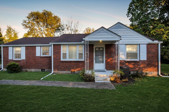 view of front of property featuring a yard