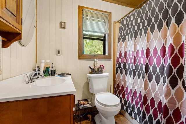 bathroom with a shower with curtain, vanity, and toilet