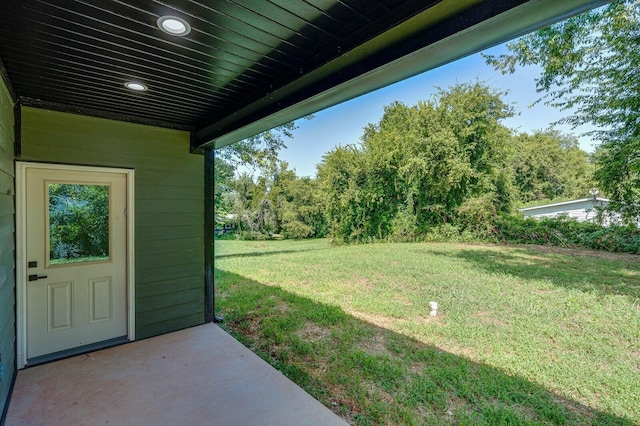 view of yard featuring a patio