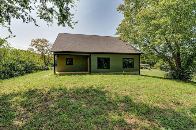 back of house featuring a lawn