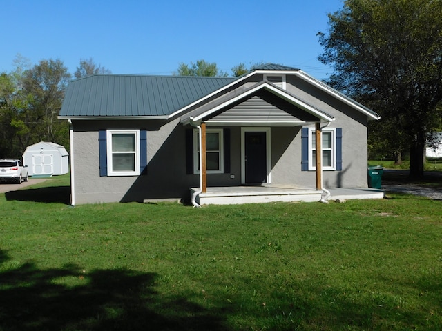 view of front of house with a front lawn