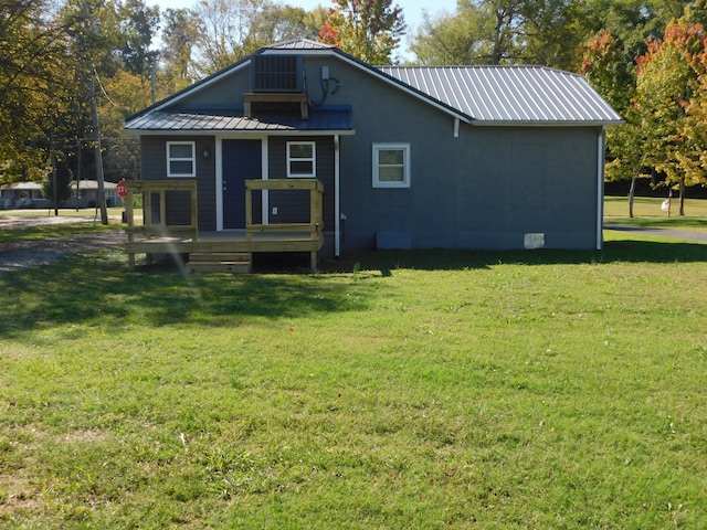 back of house featuring a lawn