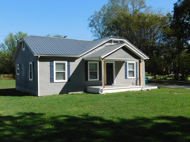 view of front of home featuring a front yard