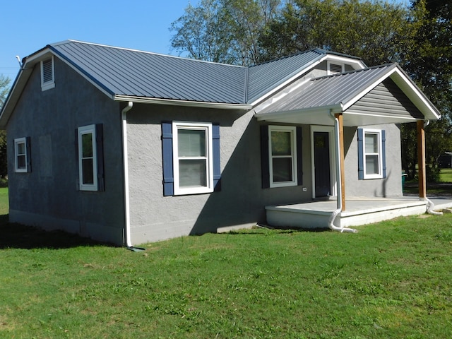 view of front facade featuring a front yard