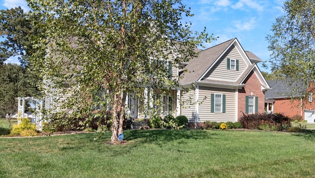 view of front of home featuring a front lawn