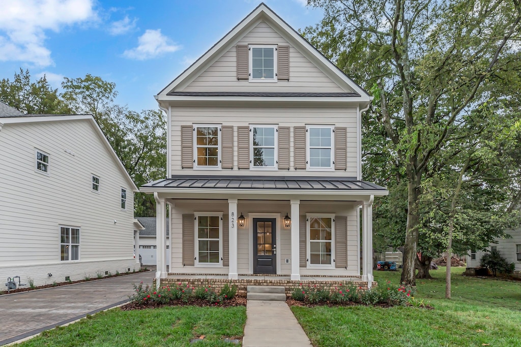 view of front of property featuring a porch and a front yard