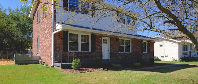 view of front of home featuring a front lawn