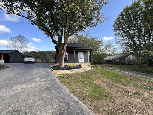 292 Quebeck Rd, Quebeck, TN 38579 - view of front facade with fence and driveway