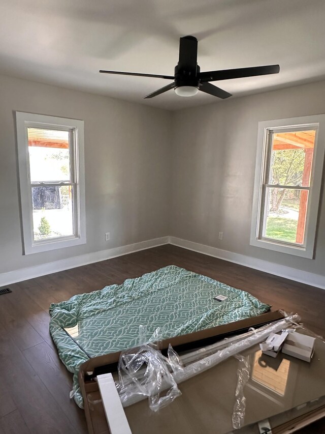 292 Quebeck Rd, Quebeck, TN 38579 - unfurnished room with dark wood-type flooring, ceiling fan, visible vents, and baseboards