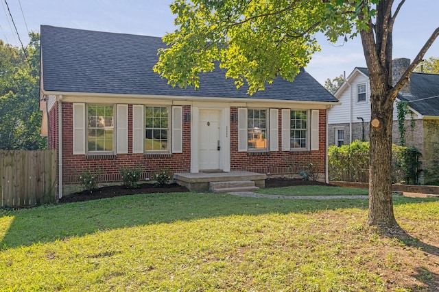 view of front of property featuring a front lawn