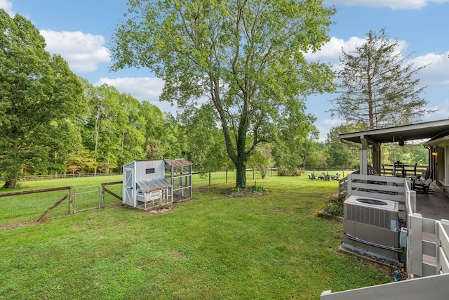 view of yard featuring an outbuilding