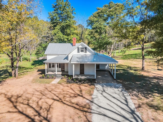 view of front of home featuring a front lawn and covered porch