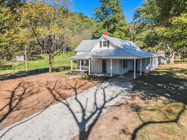 country-style home with a front lawn and a porch