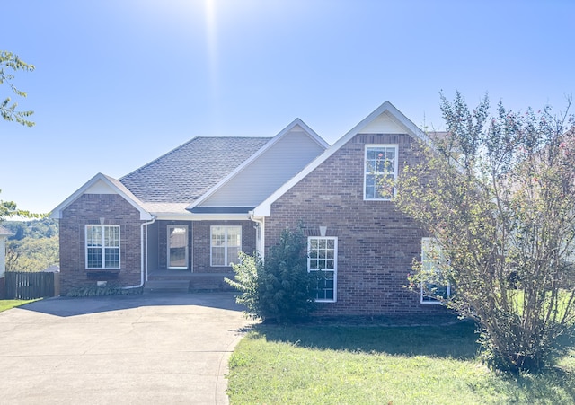 view of front of house featuring a front lawn