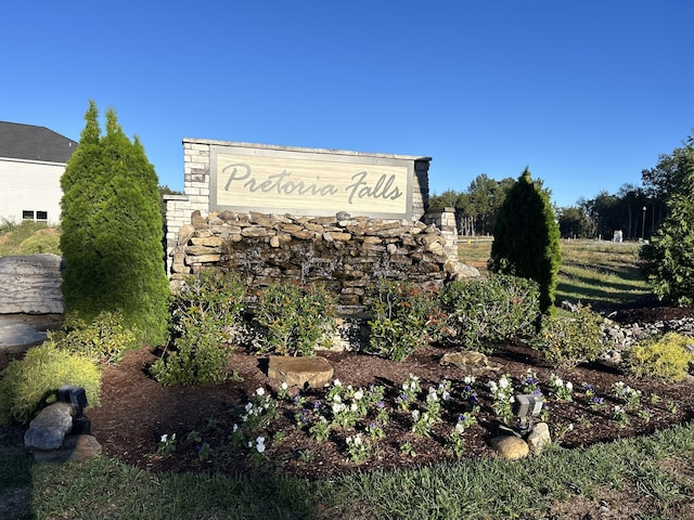 view of community / neighborhood sign