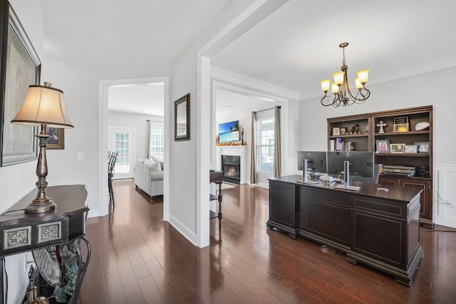 office area with ornamental molding, a chandelier, and dark wood-type flooring