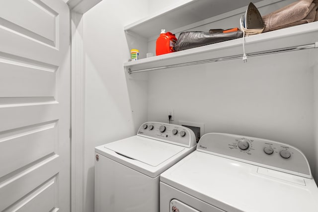 washroom featuring washing machine and clothes dryer