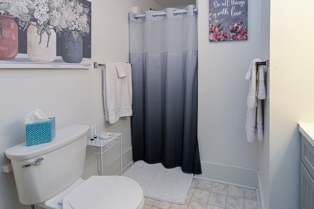 bathroom with a shower with shower curtain, vanity, and toilet