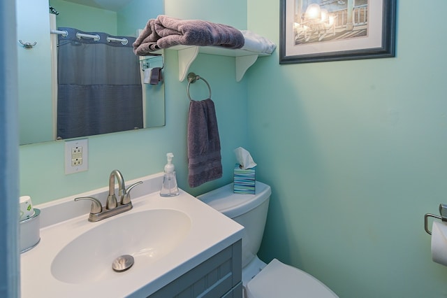 bathroom featuring a shower with curtain, vanity, and toilet