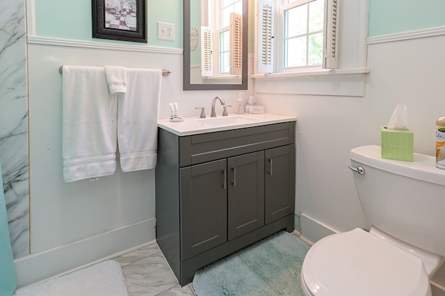 bathroom featuring a shower with curtain, vanity, and toilet