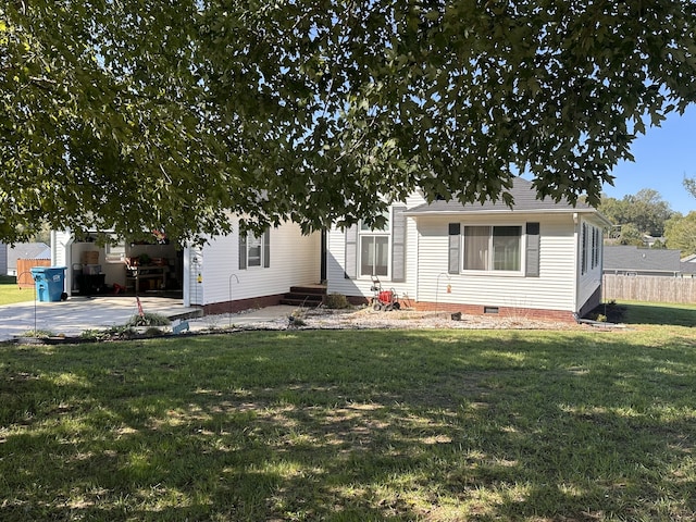 view of front of home featuring a front yard