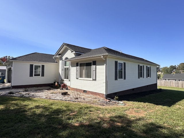 back of house featuring a yard