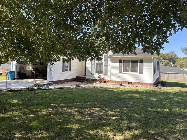 view of front of home featuring a front lawn