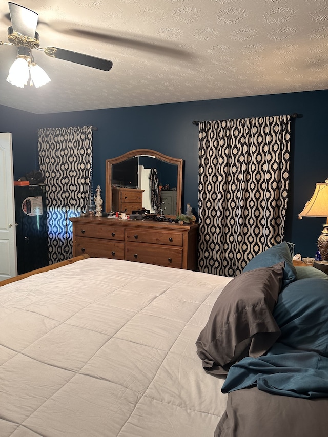 bedroom featuring a textured ceiling and ceiling fan