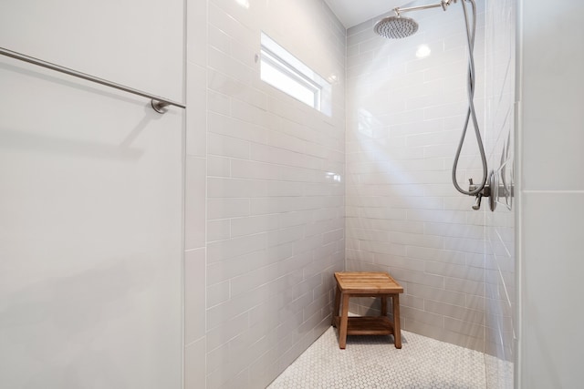 bathroom featuring a tile shower