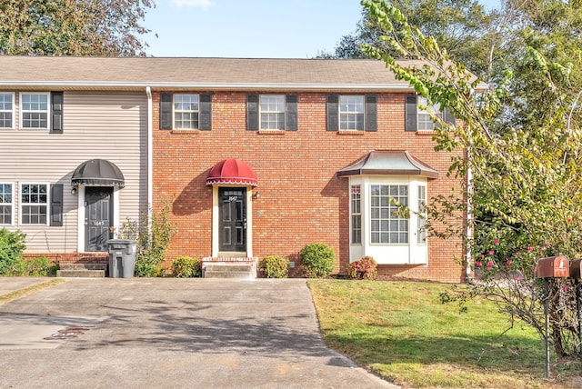 view of front of property with a front lawn