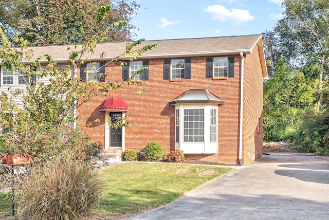 view of front of property with a front lawn