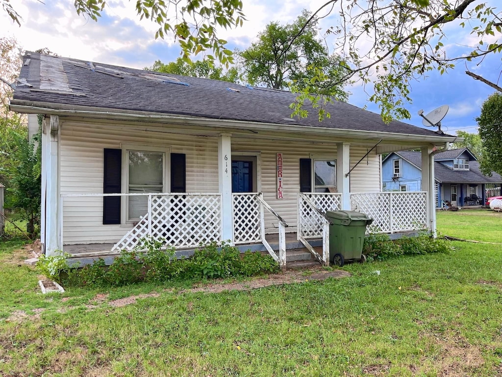 view of front facade featuring a front lawn and a porch