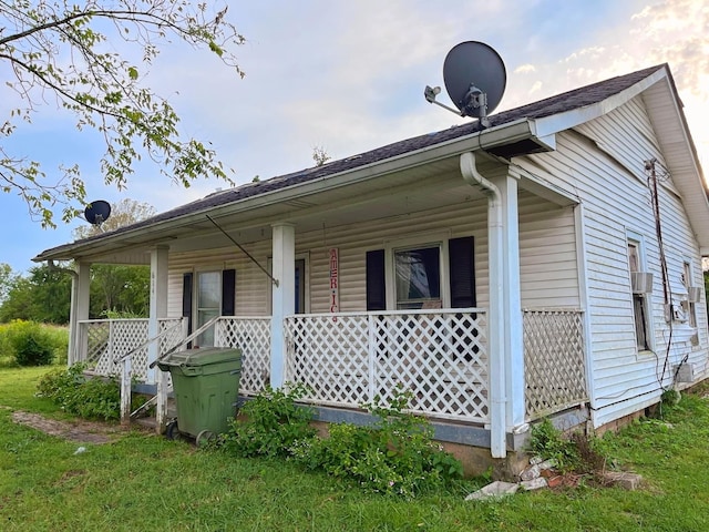 view of front facade featuring a porch and a front lawn