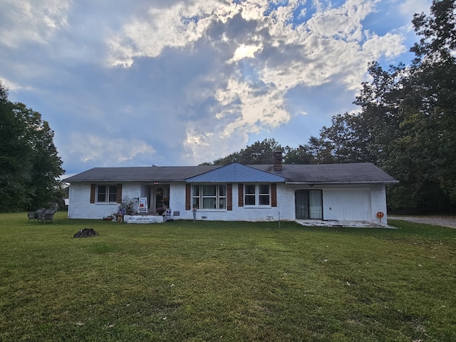 single story home with a front lawn