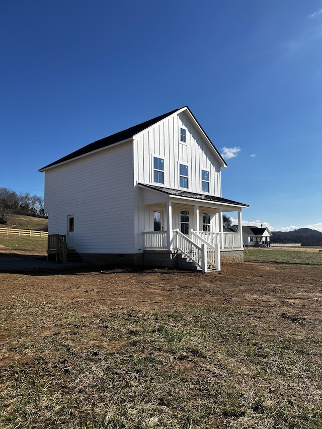 view of front of property featuring covered porch